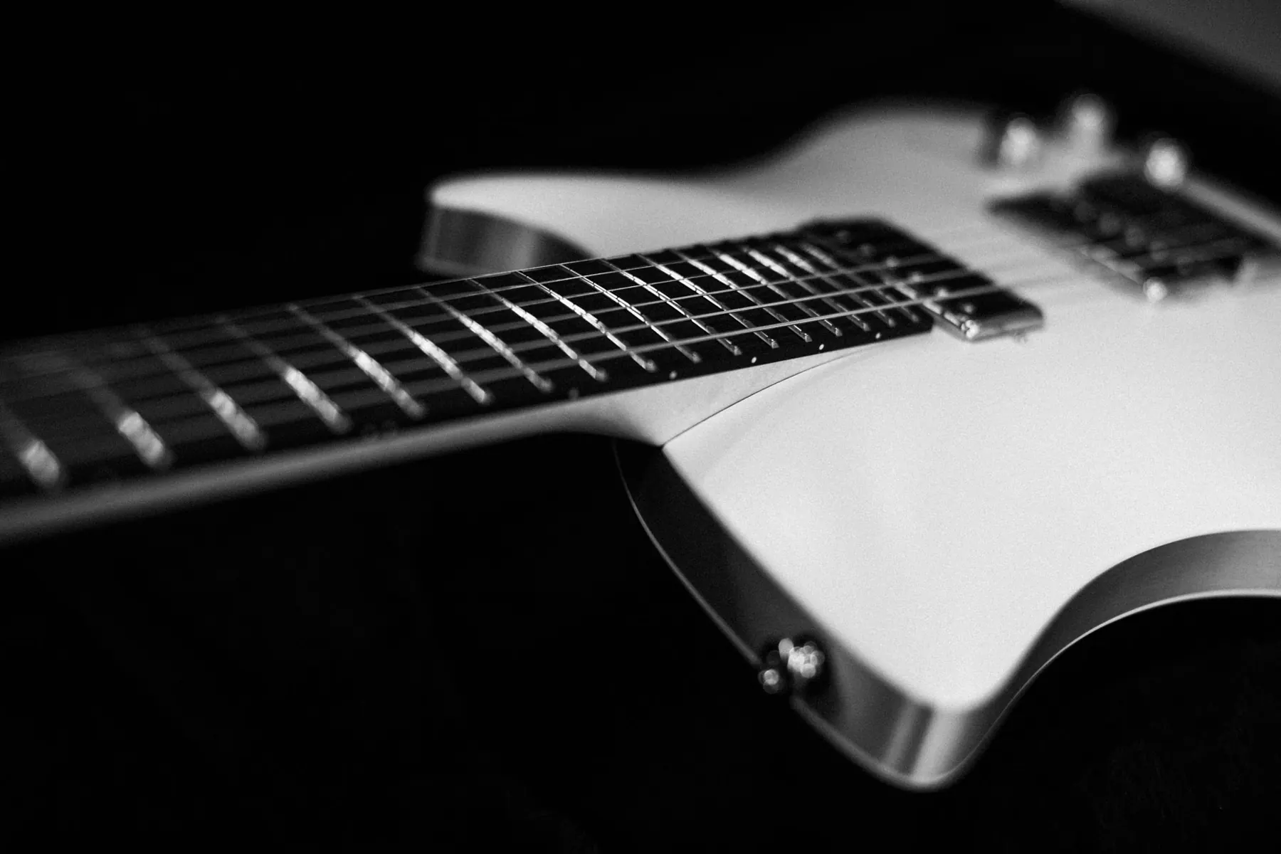 Weisse E-Gitarre Jane von Relish Guitars mit Aluminiumrahmen – Industriedesign und Engineering von Peppertree